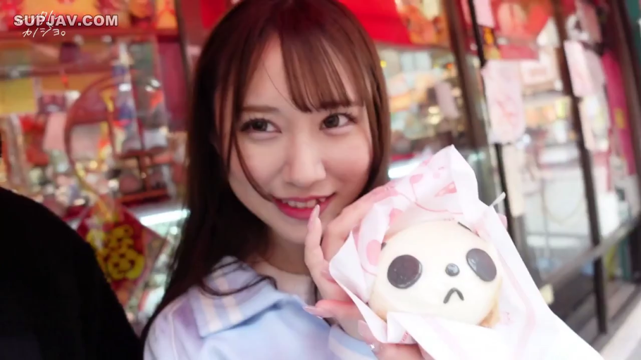 面部特写 · 甜美微笑 · 棕色长发 · 展示食物 · 持物姿势 · 蓝色翻领外套 · 户外商店街 · 熊猫造型包子