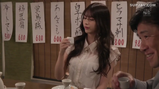 坐姿 · 中景 · 双人 · 饮酒 · 居酒屋 · 无表情 · 酒具 · 白色无袖蕾丝衬衫