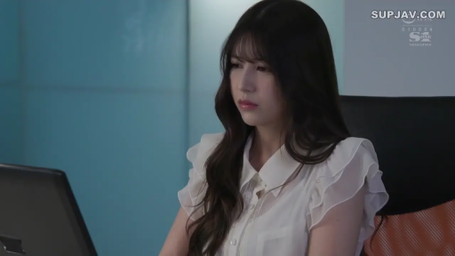 坐姿 · 严肃 · 办公室 · 电脑 · 半身特写 · 白色荷叶边上衣 · 工作 · 职业女性