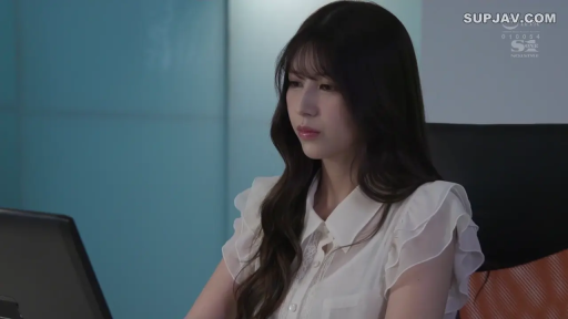 坐姿 · 办公室 · 白衬衫 · 电脑 · 半身特写 · 注视 · 冷淡