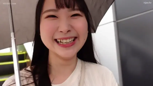 脸部特写 · 站立 · 白色上衣 · 户外 · 笑容 · 长发 · 雨伞 · 撑伞