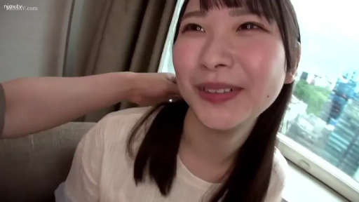 室內 · 坐姿 · 臉部特寫 · 微笑 · 注視 · 白色T恤