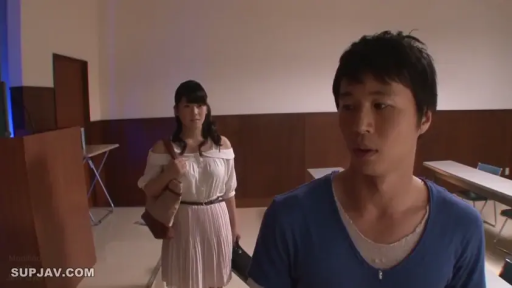 室内 · 严肃 · 站立 · 中景 · 剧情 · 手提包 · 日常服饰 · 走动