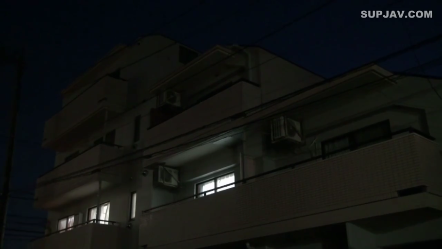 卧室 · 陶醉 · 仰卧 · 群交 · T恤 · 多人运动 · 被褥 · 俯拍