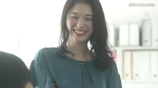 办公室 · 站立 · 半身特写 · 谈话 · 笑容 · 职场 · 墨绿色上衣 · 背景文件夹