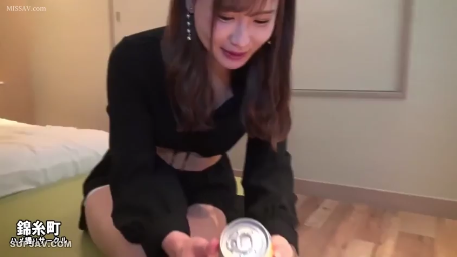 Indoor · Sitting Posture · Smile · 日常 · 短裤 · Can · 持物 · 易拉罐特写