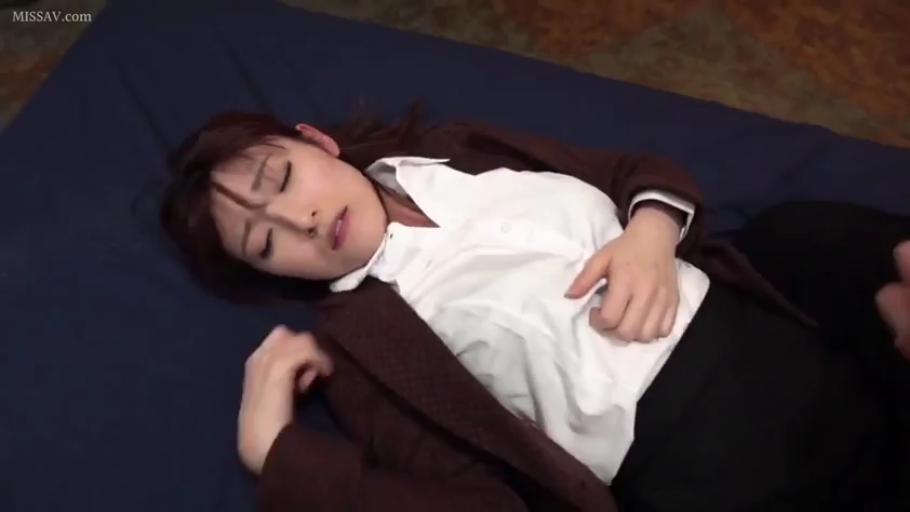 室内 · 中景 · 闭眼 · 职业装 · OL · 躺姿 · 昏迷