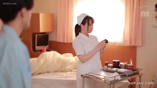 病房 · 护士服 · 专注 · 医疗推车 · 中景 · 站姿 · 制服 · 查看药瓶