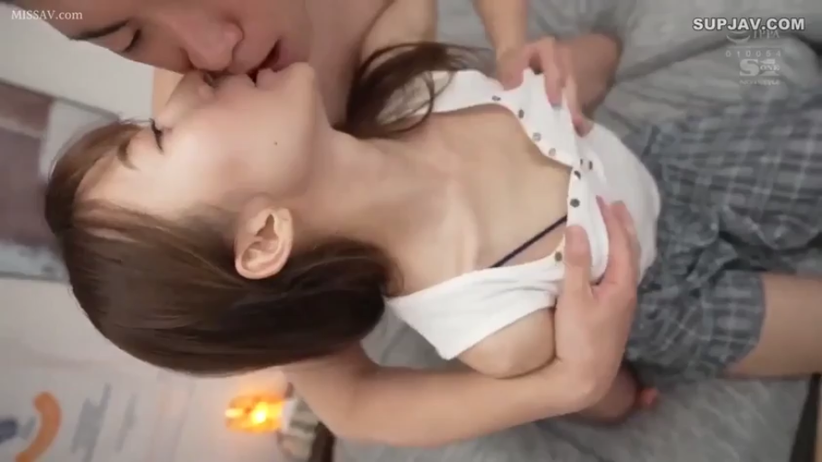 臥室 · 中景 · 仰臥 · 格纹短裤 · 接吻 · 沉醉 · 被褥 · 高机位