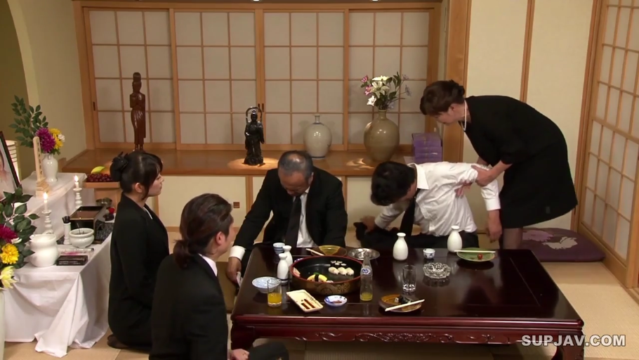 室内 · 胸部特写 · 润滑油 · 陶醉表情 · 仰卧姿势 · 身体抚摸 · 三人同行 · 白色透明连体衣
