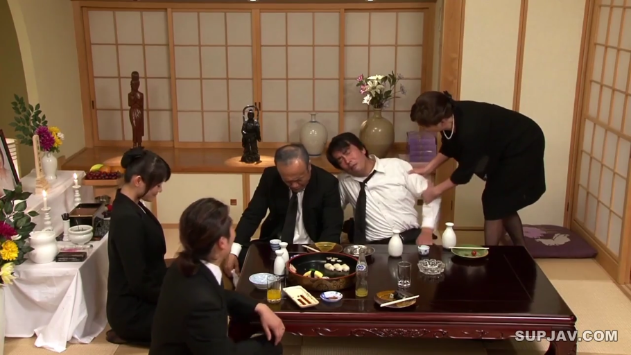 性交 · 教室 · 全裸 · 全景 · 课桌 · 多人 · 沉醉 · 桌上体位