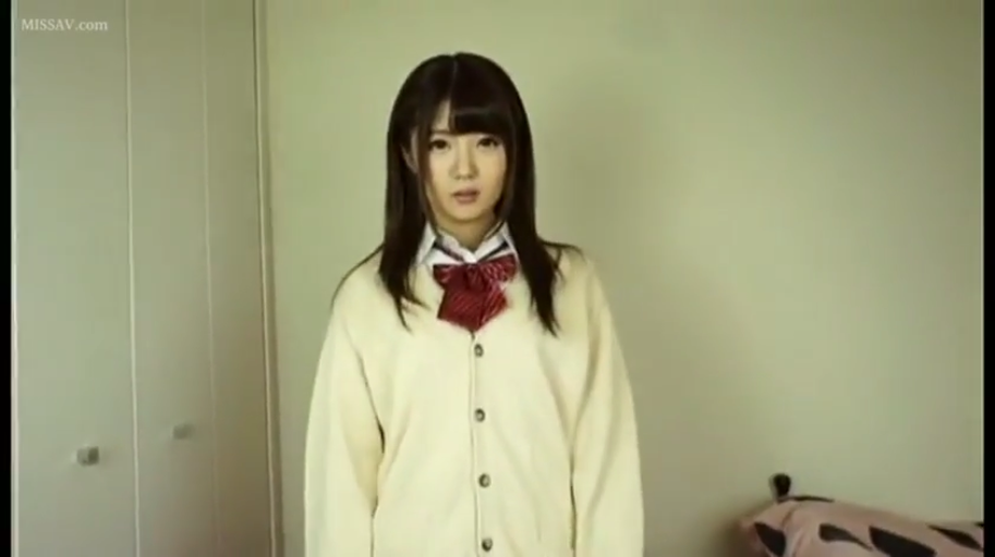 室内 · 站立 · 中景 · 面对镜头 · 学生制服 · 长发 · 冷淡