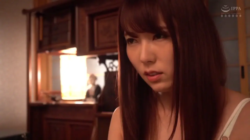 坐姿 · 严肃 · 脸部特写 · 和室 · 台灯 · 凝视 · 长发 · 白色吊带衫