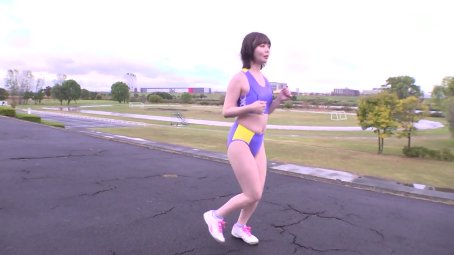 全身 · 运动背心 · 自然表情 · 运动风 · 户外操场 · 侧身姿势 · 慢跑