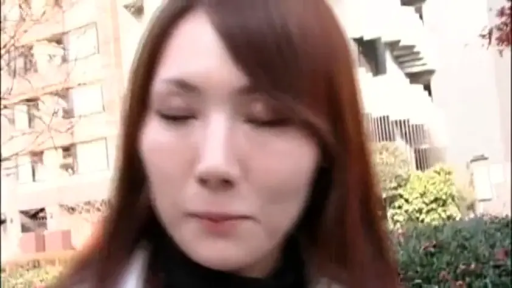 面部 · Stand · 平静 · Outdoor · 进食 · 白色外套