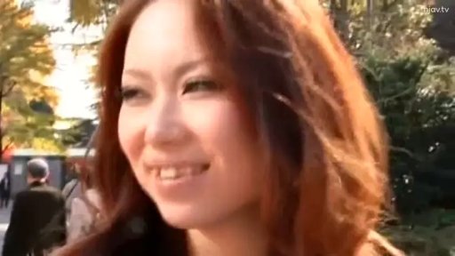 Stand · Smile · Facing the camera · 面部特写 · Outdoor · 街景 · 深色外衣