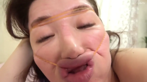 室内 · 脸部特写 · 裸体 · 躺卧 · 橡皮筋 · 表情扭曲 · 脸部束缚