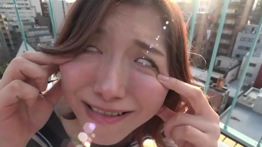 脸部特写 · 条纹衫 · 阿嘿颜 · 户外天台 · 高层建筑背景 · 俯身靠近镜头 · 扯眼角