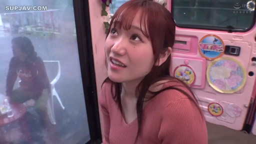 坐姿 · 脸部特写 · 车内 · 惊讶 · 粉色针织衫 · 背景贴纸 · 抬头仰望 · 红棕色长发