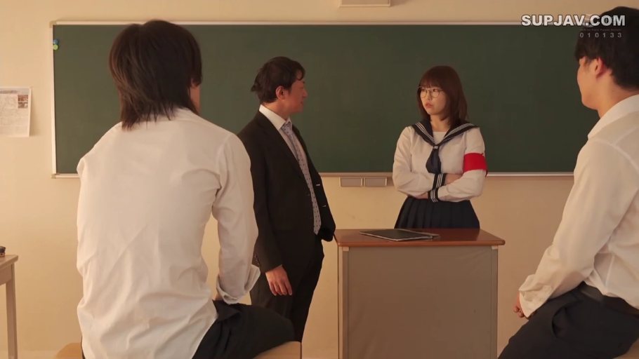 严肃 · 全身 · 西装 · 教室 · 抱胸 · 剧情 · 黑板 · 对谈