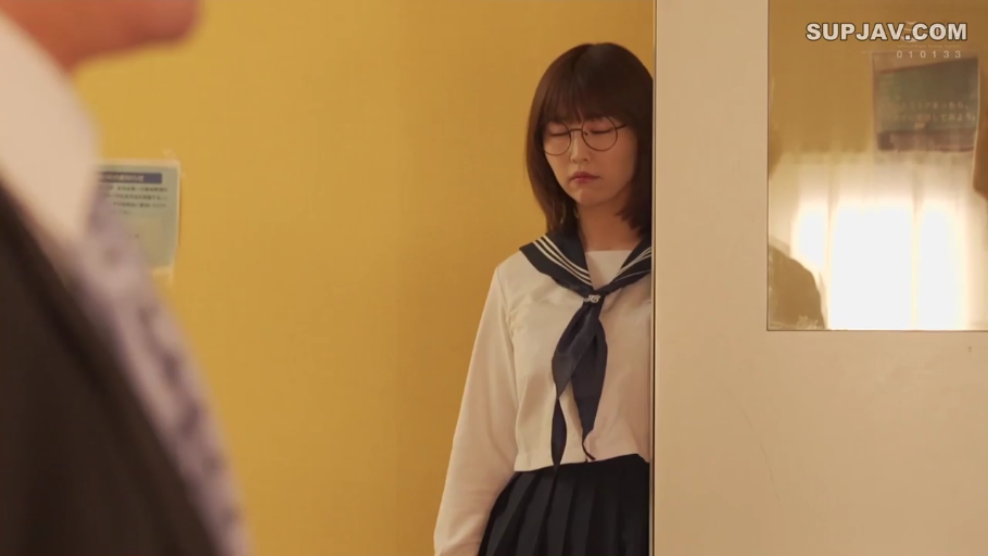 室内 · 站立 · 中景 · 水手服