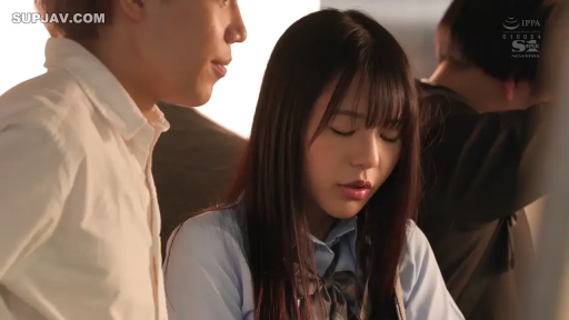 室内 · 沉思 · 白衬衫 · 站姿 · 注视 · 特写 · 青春