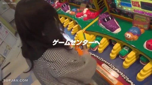 站姿 · 背影 · 玩游戏 · 游戏机 · 格纹上衣 · 游戏中心