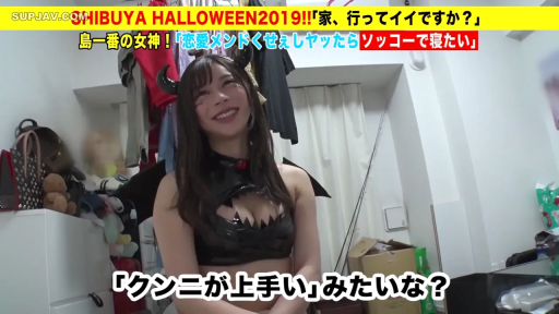 坐姿 · 角色扮演 · 微笑 · 半身 · 房间 · 采访 · 恶魔角 · 恶魔Cosplay服