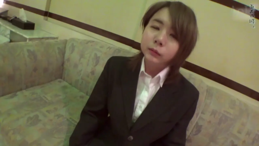 中景 · 微笑 · 行走 · 户外 · 散步 · 街头 · 黄色背心