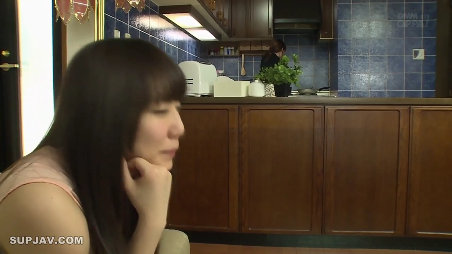 采访 · 远景 · 微笑 · 站立姿势 · 室外街头 · 自行车 · 日常休闲装 · 日文文字叠层