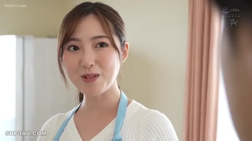 室内 · 脸部特写 · 站姿 · 微笑 · 对话 · 人妻 · 蓝色围裙