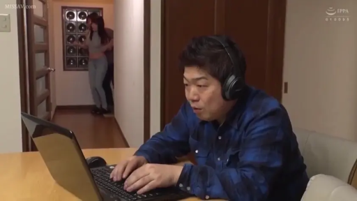 全身 · 卧室 · 站立 · 展示 · 诱惑 · 抽屉柜 · 暖色调 · 粉色浴袍