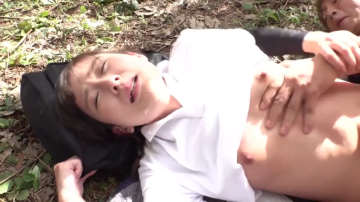 迷离 · 白色衬衫 · 仰卧 · 抚摸胸部 · 野外 · 背包 · 树林 · 脸部与胸部