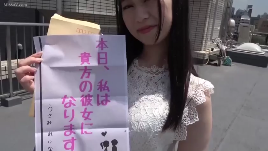 站立 · 微笑 · 半身特寫 · 户外 · 楼顶天台 · 白色蕾丝裙 · 展示告白信 · 告白信