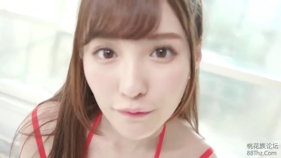 坐姿 · 全裸 · 卧室 · 陶醉 · 抚摸胸部 · 上半身特写 · 被褥 · 美乳