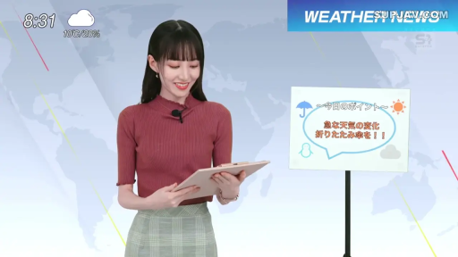 站立 · 微笑 · 半身 · 演播室 · 播报 · 写字板 · 红色短袖毛衣 · 天气预报员