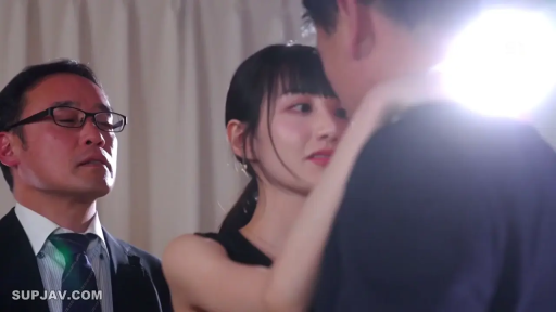 室内 · 忧郁 · 眼镜 · 站姿 · 特写 · 多人 · 黑色无袖装 · 被靠近