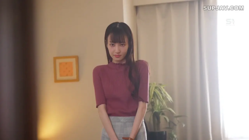 单人 · 平静 · 客厅 · 半身特写 · 注视 · 挂画 · 正向站立 · 紫色针织上衣与格子裙