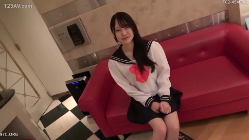 坐姿 · 微笑 · 客厅 · 水手服 · 注视镜头 · 红色沙发 · 全身特写 · 黑长直发型