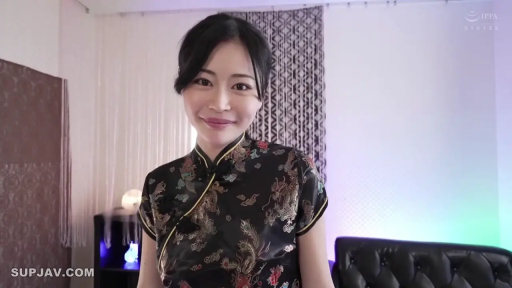 室内 · 站立 · 微笑 · 半身特写 · 看向镜头 · 亚洲女性 · 黑色旗袍