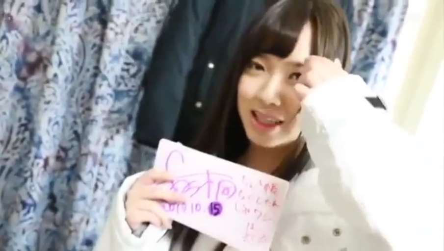 室内 · 站立 · 展示 · 微笑 · 半身 · 长发 · 白色外套 · 提示卡