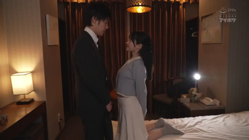 室内 · 俯身 · 多人 · 痛苦 · 上半身特写 · 白色内衣 · 口罩 · 身体接触