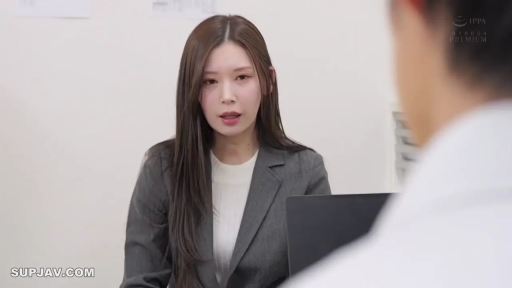 坐姿 · 交谈 · 专注 · 办公室 · 笔记本电脑 · 近景 · 灰色西装 · 職場OL