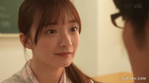 教室 · 脸部 · 微笑 · 衬衫 · 注视 · 黑板 · 对坐 · 人像