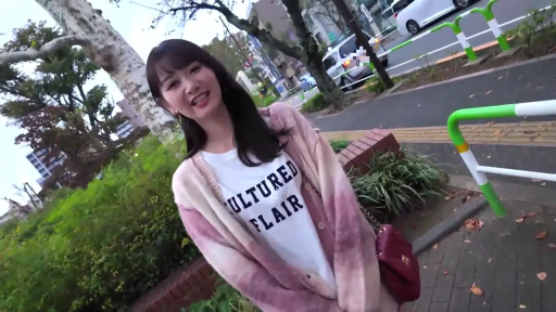 Standing Posture · Smile · Half-body · Gaze · Sweater · Street · 白天 · One-shoulder bag