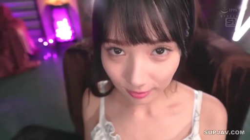 室内 · 脸部特写 · 白色吊带