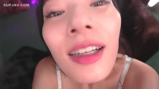 室内 · 顔のクローズアップ · 吊带背心