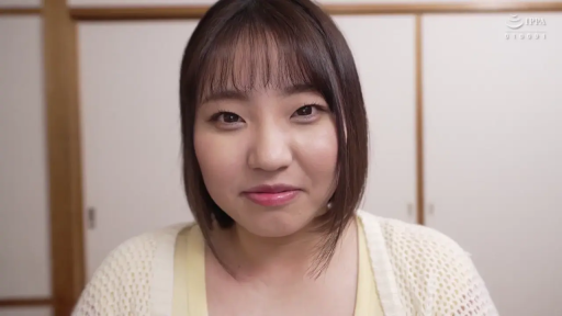 坐姿 · 脸部特写 · 微笑 · 对视 · 和式房间 · 亚洲女性 · 白色针织衫