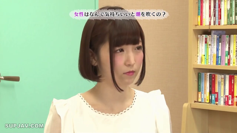 室内 · 平静 · 面部特写 · 白色蕾丝上衣 · 注视 · 书架 · 短发 · 正面