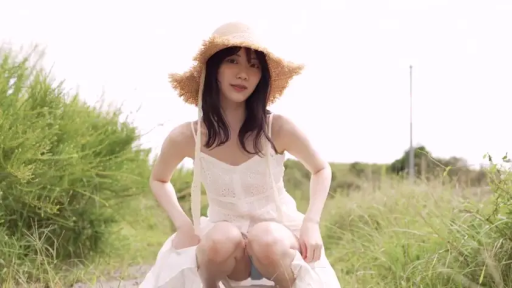 中景 · 户外 · 模糊 · 靠坐 · 树林 · 纸张 · 衬衫帽子 · 看纸